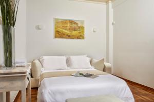 ein weißes Zimmer mit einem Bett und einem Sofa in der Unterkunft Modern and Cozy Apartment in the centre of Athens in Athen
