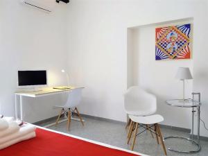 パレルモにあるCOLORI di PALERMOの白い部屋(デスク、椅子2脚付)