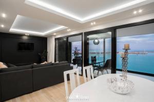 een woonkamer met een bank en een tafel bij Pineapple Seaside Suite in Zakynthos