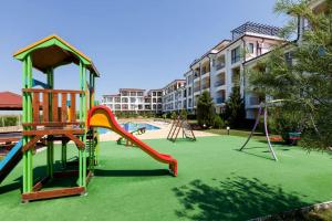 un parque infantil vacío con un tobogán en Panoramic Sea View Apartment, en Ravda