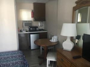 una pequeña cocina con mesa en una habitación en Surf Haven Motel, en North Wildwood