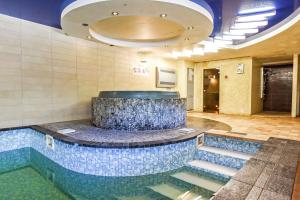 Nida Vėtrungių 3 , apartamentai في نيدا: مسبح ونافوره في مبنى