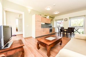 Nida Vėtrungių 3 , apartamentai في نيدا: غرفة معيشة بها أريكة وطاولة