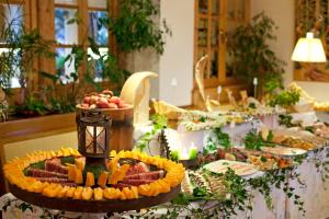 カラーノにあるBeauty & Vital Hotel Mariaの果物や野菜をテーブルに並べたビュッフェ