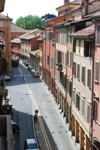 una calle vacía en una ciudad con edificios en R&B Santo Stefano, en Bolonia