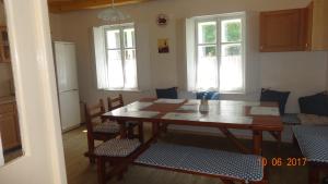 una sala da pranzo con tavolo e sedie in legno di Chaloupka za potůčkem a Županovice