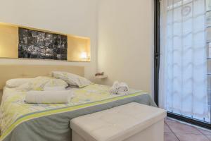 ローマにあるColiseum Rome Apartmentsのベッドルーム1室(ベッド1台、タオル2枚付)
