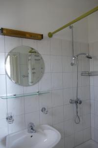 A bathroom at Rooms Pere s mora