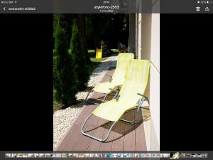 ザマールディにあるStylish Apartment Zamárdiの黄色い椅子