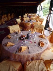 Villa Riadana餐厅或其他用餐的地方
