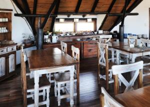 a dining room with wooden tables and chairs at Hotel Boutique Arenarena in Villa Gesell