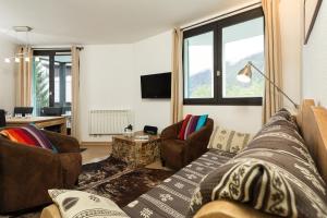 sala de estar con sofá y sillas en Apartment Balme 3B, en Chamonix-Mont-Blanc