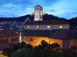 un edificio con una torre de reloj encima en City Center Room Olivia, en Hvar