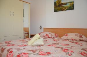 a bed with two towels sitting on top of it at Apartment Kolundzic in Novi Vinodolski