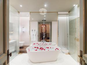 Koupelna v ubytování H10 Casa Mimosa 4* Sup