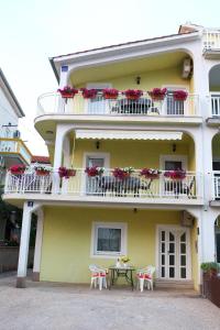 um edifício com uma mesa e cadeiras em frente em Apartment Antonia em Vodice