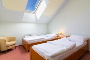 Postel nebo postele na pokoji v ubytování Hotel Sunce Sarajevo Vogosca + 37 fotografií
