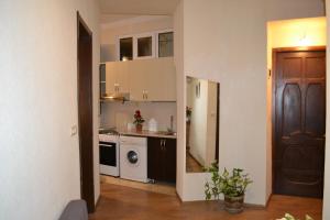 トビリシにあるTbilisi Apartment 2の部屋に洗濯機と乾燥機を備えたキッチン