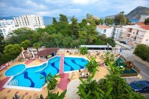 Bazén v ubytovaní Paradise Lost Hotel-Apartments alebo v jeho blízkosti