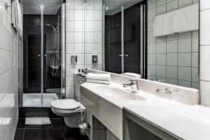 Um banheiro em Mercure Frankfurt City Messe