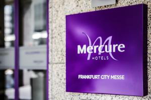 Um certificado, prêmio, placa ou outro documento exibido em Mercure Frankfurt City Messe