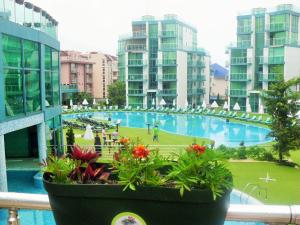 Bazén v ubytování Hotel Primorsko Del Sol nebo v jeho okolí