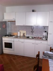 Kuchyň nebo kuchyňský kout v ubytování Nada Apartment