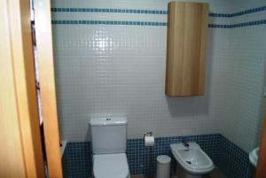 コニル・デ・ラ・フロンテーラにあるApartamento Tirma Conilのバスルーム(トイレ、洗面台付)