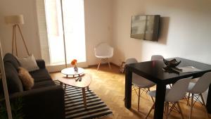 uma sala de estar com um sofá e uma mesa em Apartamento Las Heras em Buenos Aires