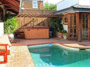 una piscina nel cortile di una casa di 512 Larkspur Home a Newport Beach