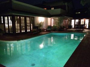 una piscina por la noche con luces. en 512 Larkspur Home en Newport Beach