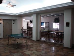 una habitación con una mesa en el medio. en Hotel Ruiz Milán en Veracruz