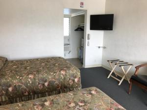 A bed or beds in a room at Starfire Motel