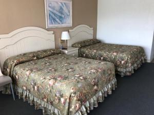 Llit o llits en una habitació de Starfire Motel