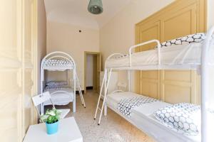 Sunshine Hostel Palermo tesisinde bir ranza yatağı veya ranza yatakları
