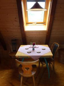 a table in a room with a window at Ferienwohnungen Taubenschlag in Creglingen