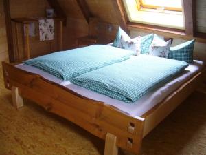 een groot bed in een kamer met een raam bij Ferienwohnungen Taubenschlag in Creglingen