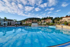 Басейн в Aegean Melathron Thalasso Spa Hotel або поблизу