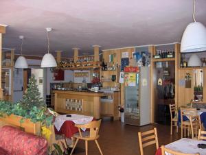 kuchnia i jadalnia z choinką świąteczną w obiekcie Hotel Allo Zodiaco w Andole +26 zdjęć