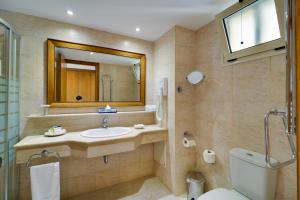 Ванна кімната в Aegean Melathron Thalasso Spa Hotel