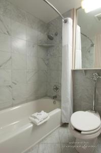 Un baño de Warwick Allerton Chicago
