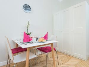 Imagen de la galería de Delightful New Town Square Apartment, en Varsovia