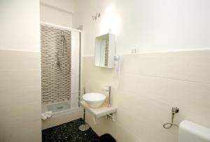 Ένα μπάνιο στο B&B Salernow2 +32 φωτογραφίες