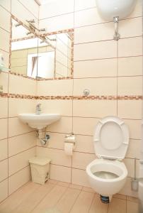 um banheiro com vaso sanitário e pia em Lian Room B&B em Caserta