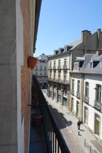 uma vista para uma rua da cidade a partir de uma varanda em Le Quatre em Rennes