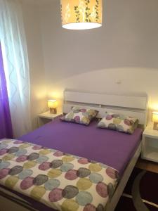 Postel nebo postele na pokoji v ubytování Apartments Ema