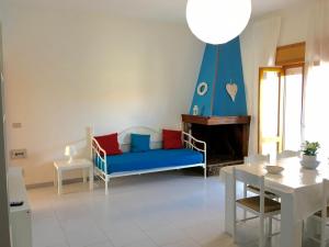 カステルサルドにあるAppartamento Aria 150m dal mareのリビングルーム(青いソファ、テーブル付)