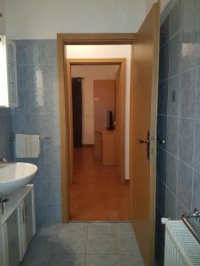Koupelna v ubytování Apartmaji Mežan + 37 fotografií