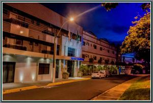 un letrero de la calle frente a un edificio por la noche en Real Palace Hotel, en Bebedouro