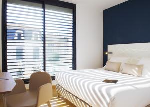 Säng eller sängar i ett rum på Hôtel In Situ